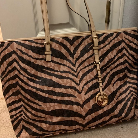 MK Purse - Picture 2 of 3